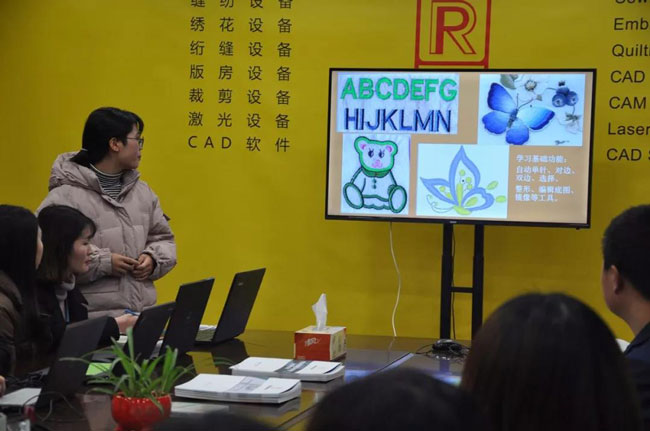 学生现场汇报在富怡实习总结